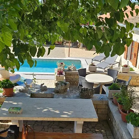 Vesna & Mario With Pool Apartman