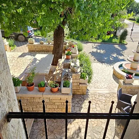 Apartment Vesna With Pool - New! Sveti Lovrec Pazenaticki